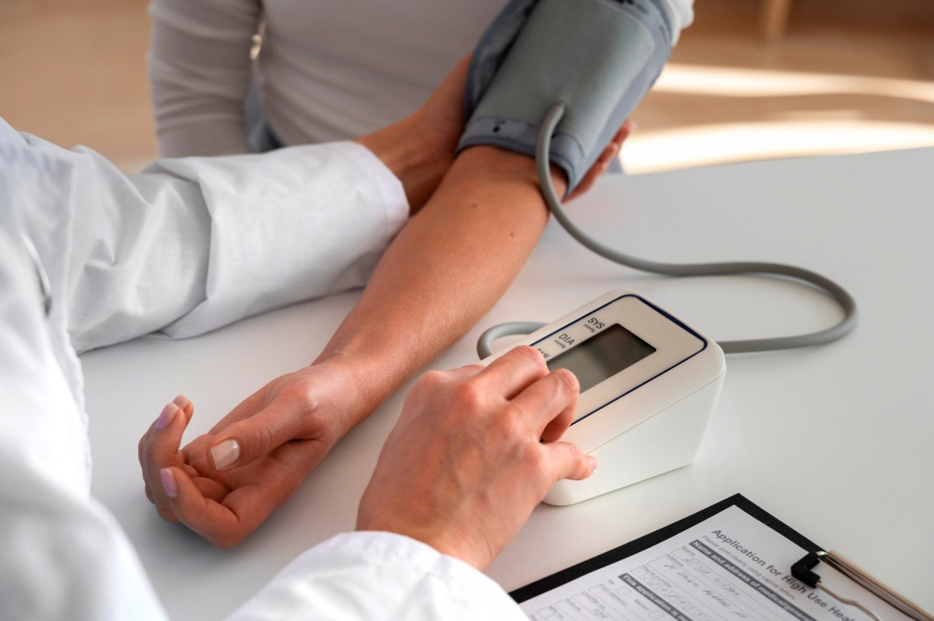 symptoms-of-and-procedure-for-high-blood-pressure-hypertension-test